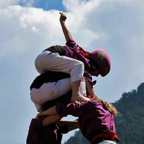 picapolls's tweet photo. Intentem tocar el cel amb la mà #castells #unesco #12éaniversari #PatrimoniMundial https://t.co/VqKAqxHx9O