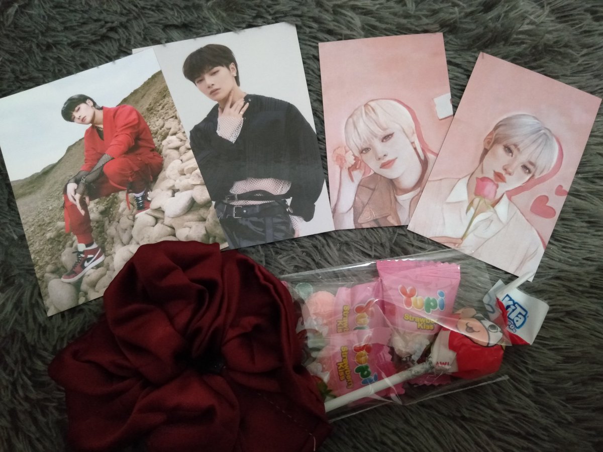 kukiipang's tweet photo. Baju merah sangat tidak aman 🙂😭

Gambar fanartnya baguuusss 😍

Thank you kakkk @hwgjeong https://t.co/dQ0Y0Ri97V