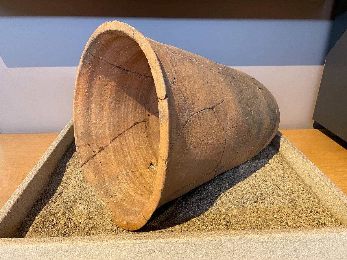 OptimoPrincipi's tweet photo. An ancient terracotta beehive, dating to the 3rd-2nd century BC. The inside is scored with finger marks by its maker, creating a rougher surface on which the bees can build their honeycomb. Northern Greece is still famed for its beekeeping and honey production. Thessaloniki https://t.co/tWdMjka8lC