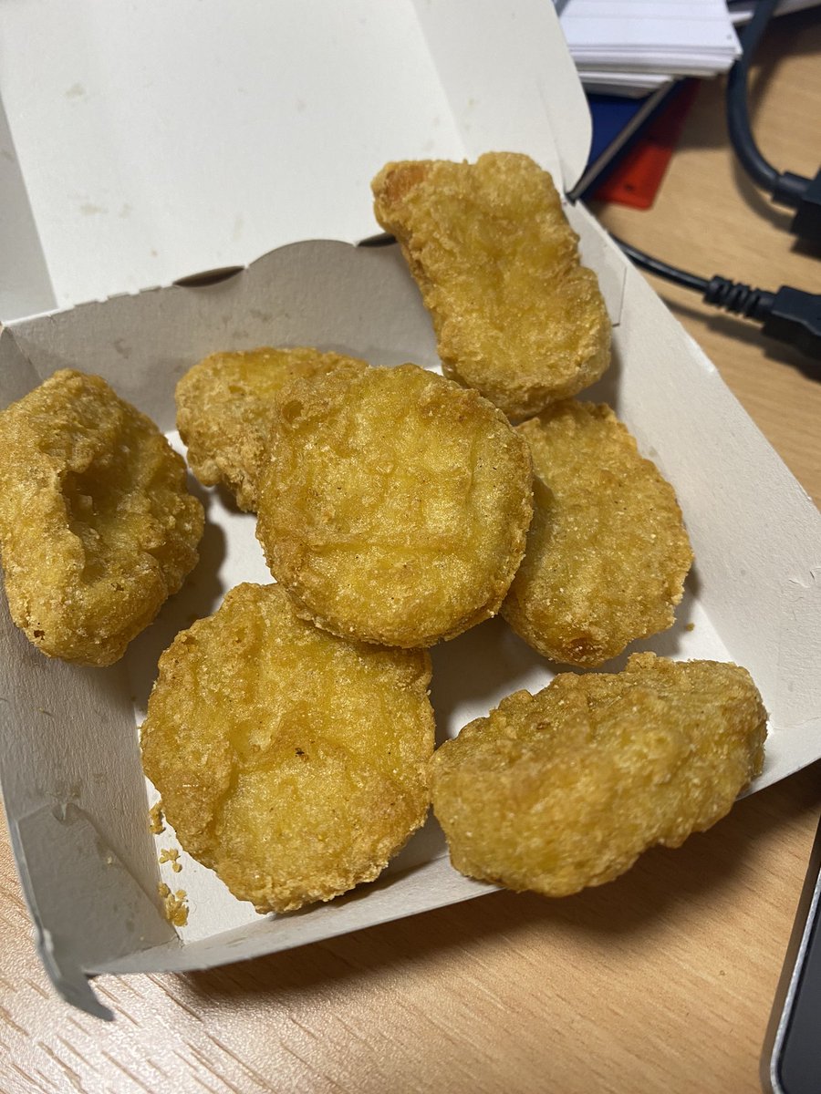ellenkenty's tweet photo. @McDonaldsUK got back to the office and there’s only 7 nuggets in my 9 nugget box, ruined my day this has </3 https://t.co/yP3twDC37v