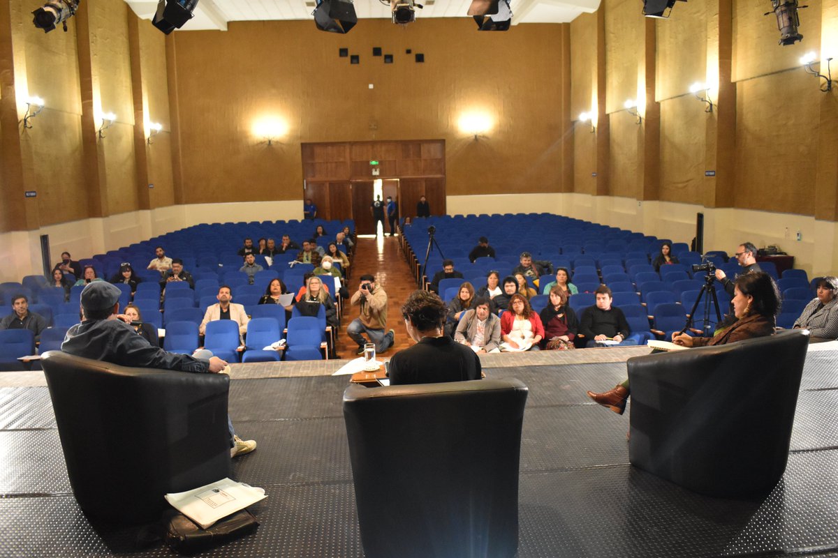 culturas_cqbo's tweet photo. 🎙️ El gestor cultural y dramaturgo brasileño Alexandre Santini y la jefa de @ciudadaniacl Marianela Riquelme, encabezan en el aula Magna de la @userena el conversatorio Puntos de Cultura y Gobiernos Locales Chile: "Desafíos para una nueva etapa". https://t.co/3wEpelu8cU