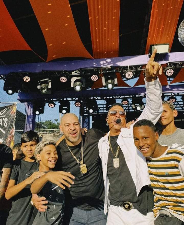 SUPERFUNKRJ's tweet photo. Adriano imperador e Mano Brown, complexo do alemão, RJ. https://t.co/yeyNjZKaAY