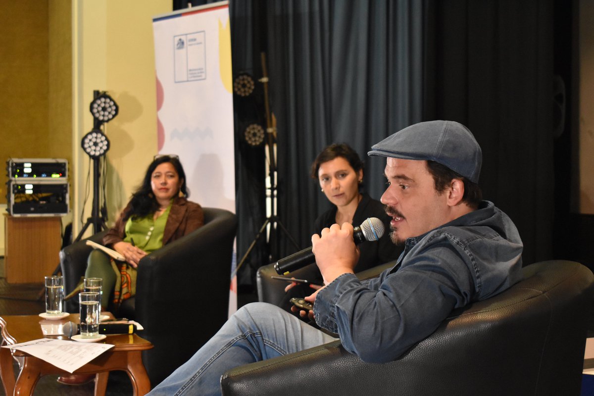 culturas_cqbo's tweet photo. 🎙️ El gestor cultural y dramaturgo brasileño Alexandre Santini y la jefa de @ciudadaniacl Marianela Riquelme, encabezan en el aula Magna de la @userena el conversatorio Puntos de Cultura y Gobiernos Locales Chile: "Desafíos para una nueva etapa". https://t.co/3wEpelu8cU