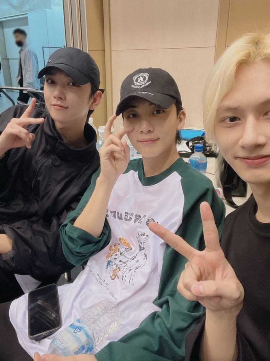 juuunk_iro's tweet photo. etong selca lang talaga makakapagpabalik saken wait lang po https://t.co/ycEqqFmQ2T