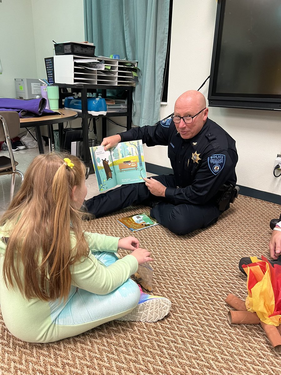 LLOBauer's tweet photo. Thank you Chief Evans @CollinsvillePD for being part of our literacy night. @CUSD10 #renfrorocks #thekahokway #cusd10 https://t.co/oE9BjXhWlH