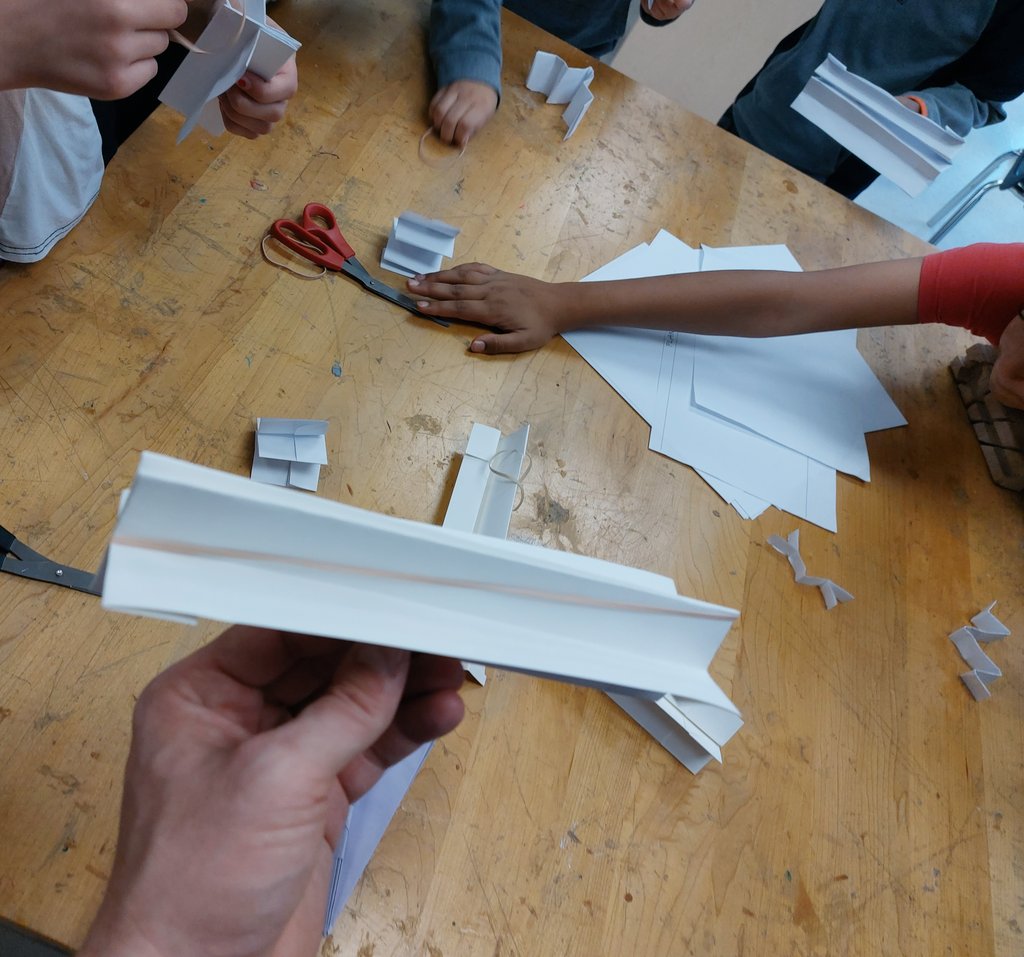 MrSchuermann's tweet photo. Working alongside #PeelEML grade 6 modern learners at @RossDrive @PeelSchools to engineer paper launchers to provide consistent thrust during their journey to construct, test &amp; modfy their #STEAM #MakerEd prototype gliders 🛩 💡 https://t.co/5uCECvVdhz