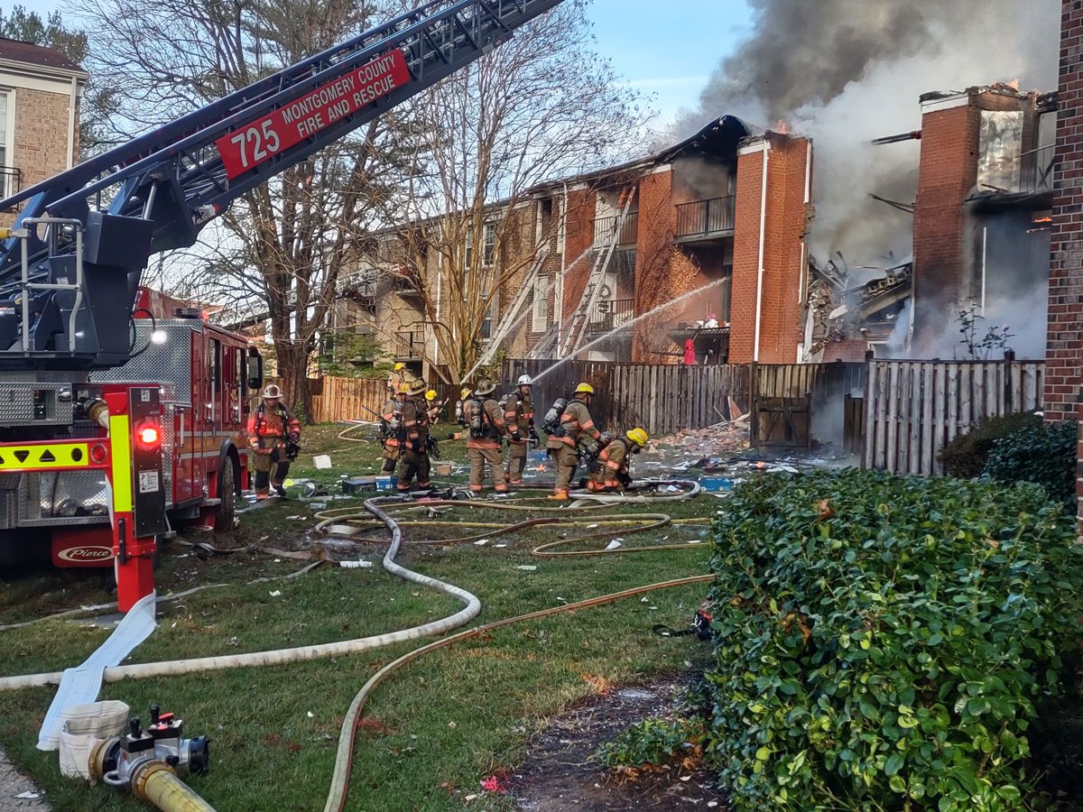 AlamRohin's tweet photo. @mcfrsPIO @GPDNews Pray for the people living there and thanks to city firefighters https://t.co/P5EvSgHKNC