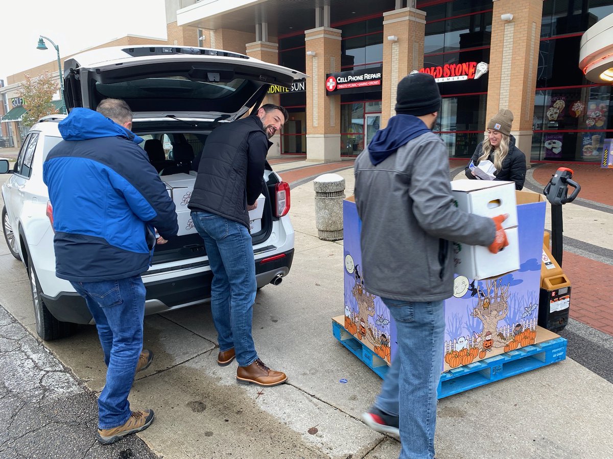 1013TheBrew's tweet photo. Please help us provide meals to those in our community who need it. Drop off a turkey at Celebration Cinema North or South TODAY between 7am - 7pm. 
For more locations or to donate online...  
https://t.co/lu6de1piRf https://t.co/n51phTkW8o