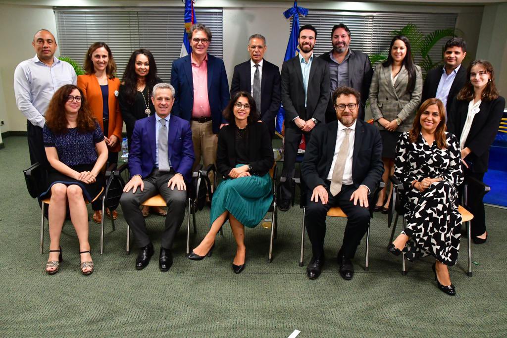 gabrielabeltre's tweet photo. Anoche, en el panel sobre sistemas jurídicos e internacionalización del derecho, que tuvo lugar en @FUNGLODE con la presencia de notables juristas, de manera particular, con las exposiciones de Ducocq, Safi, Faucher y Lardet, en el marco de la semana del derecho francés. #ADDEF https://t.co/NxhRSw64pL