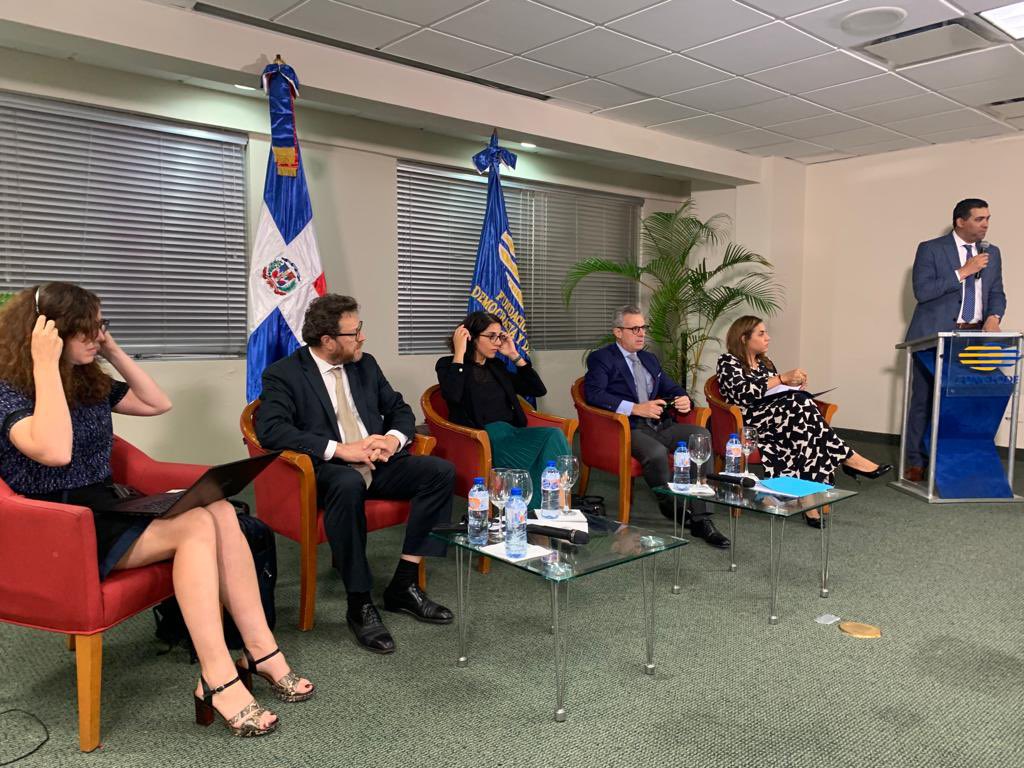 gabrielabeltre's tweet photo. Anoche, en el panel sobre sistemas jurídicos e internacionalización del derecho, que tuvo lugar en @FUNGLODE con la presencia de notables juristas, de manera particular, con las exposiciones de Ducocq, Safi, Faucher y Lardet, en el marco de la semana del derecho francés. #ADDEF https://t.co/NxhRSw64pL