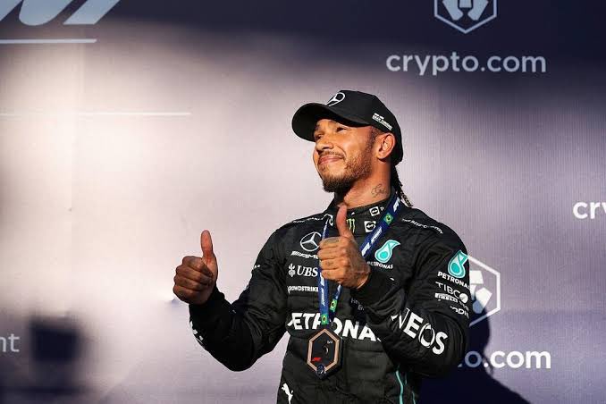 Lewis Hamilton, bu hafta sonu #AbuDhabiGP'le Mercedes kariyerindeki 200. yarışına çıkacak.

F1 kariyerinde bir takımda 200 yarışa çıkan bir pilot bulunmamakta.