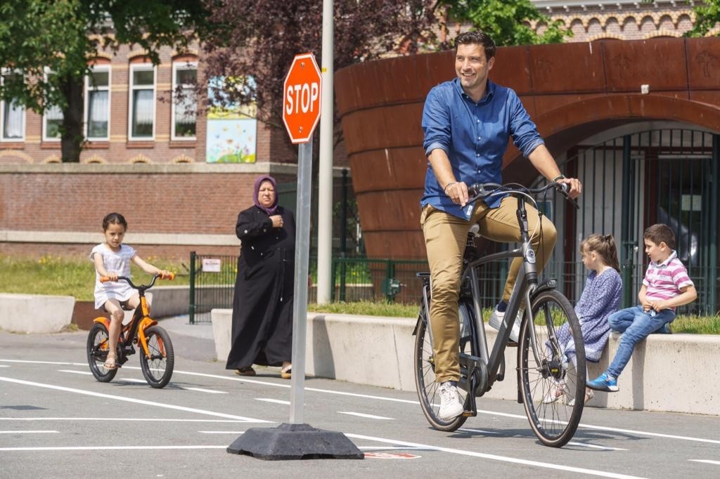 EUROCITIES's tweet photo. Climate neutral mobility is possible in cities with technology that was already available in the 19th century, like walking, cycling and public transport.
Many European city centers are designed for pedestrians. - @RvanAsten
#EurocitiesMobility #SmartWaystoNetZero https://t.co/VB1gBEu9ZG
