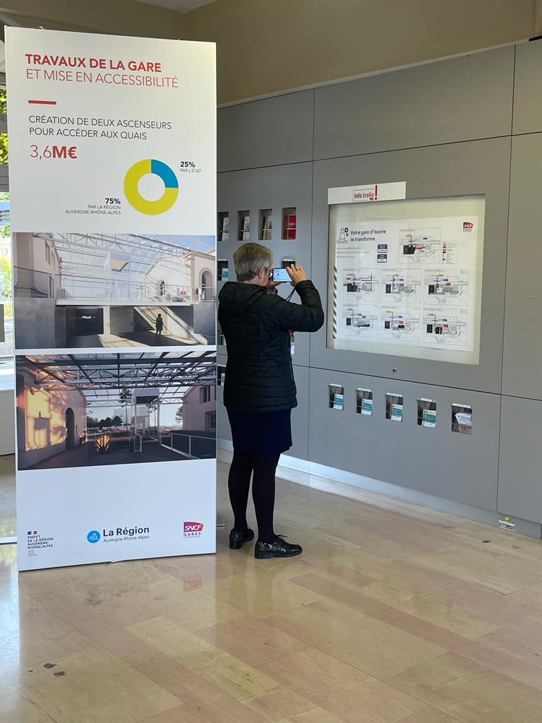 Aujourd’hui, forum clients en gare d’Issoire ! 🤝

Il permet d’informer des travaux de mise en accessibilité, de la réalisation du Pôle d’Echanges Multimodal et de la modernisation de la gare.🔧🔨

👏et 🙏aux équipes <a href="/ConnectGares/">SNCF Gares & Connexions</a> <a href="/AREPGroup/">AREP</a> ainsi qu’aux financeurs du projet !