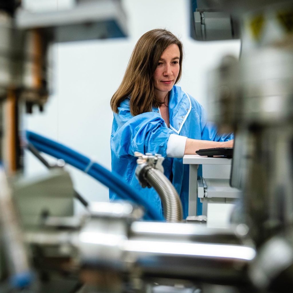 esrfsynchrotron's tweet photo. As part of a day dedicated to "New Voices", the French radio @franceinter came to #Grenoble to interview young women scientists who contribute to scientific progress, including @APacureanu @esrfsynchrotron researcher in #neuroscience #Xraymicroscopyโจโถ๏ธ https://t.co/0MsTYQ8sDJ https://t.co/A9ltmiXfgH