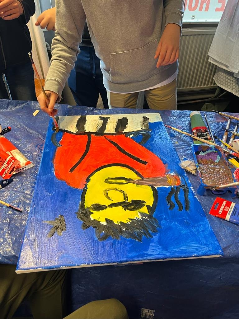 celeanum's tweet image. Klas 3 heeft afgelopen vrijdag verschillende creatieve workshops gevolgd. Deze stonden in het teken van misschien wel de bekendste Zwollenaar: Herman Brood. Met o.a. schilderen en graffiti gingen de leerlingen op zoek naar de rockster in zichzelf! #hermanbrood @kunsteducatieNL