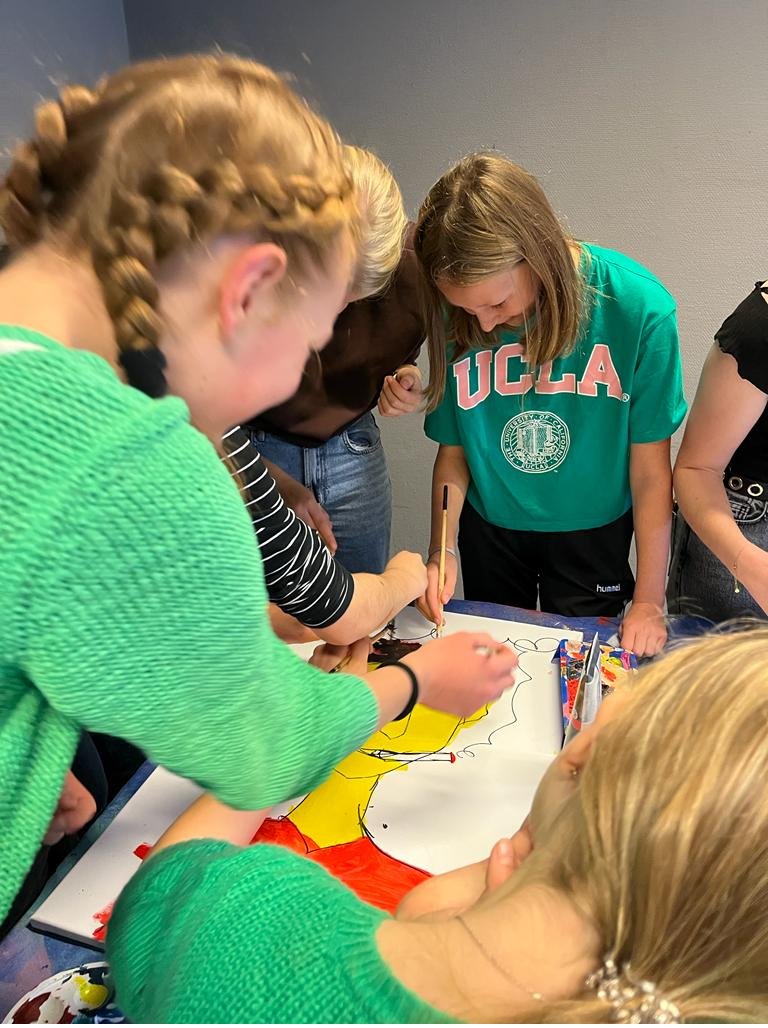 celeanum's tweet image. Klas 3 heeft afgelopen vrijdag verschillende creatieve workshops gevolgd. Deze stonden in het teken van misschien wel de bekendste Zwollenaar: Herman Brood. Met o.a. schilderen en graffiti gingen de leerlingen op zoek naar de rockster in zichzelf! #hermanbrood @kunsteducatieNL