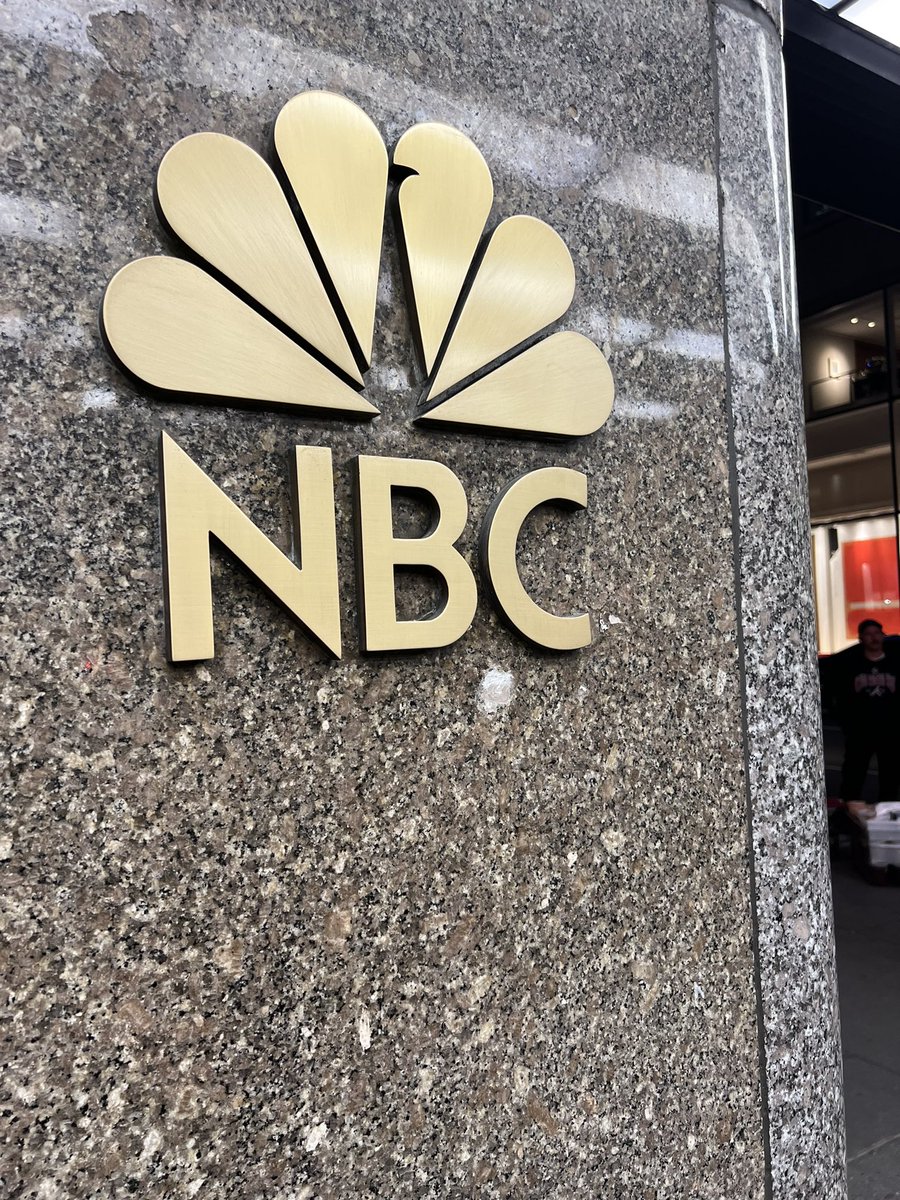 whit_ashton's tweet photo. Working from the mothership at @nbc this week! 🍎 @workatNBCU #workatNBCU #NBCUHereYouCan https://t.co/Ub4fO8RvO1