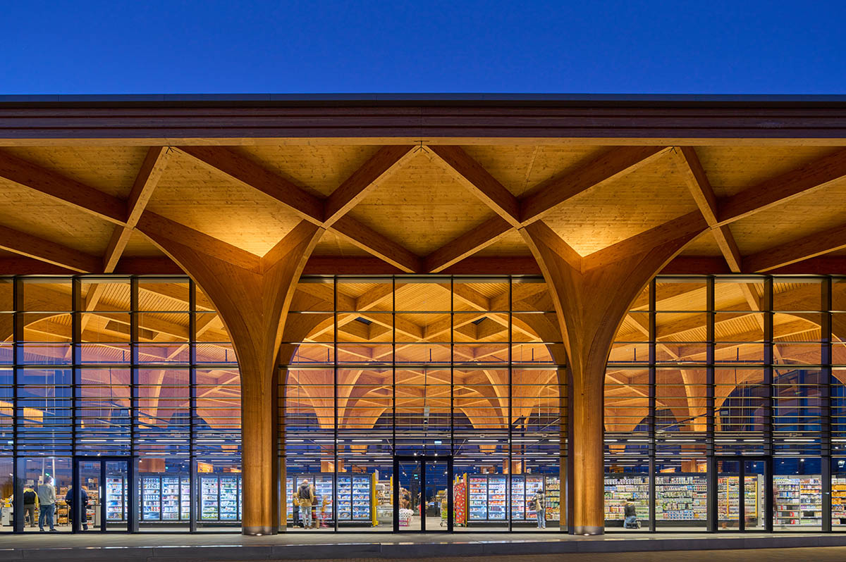 De Zwarte Hond built cathedral-like market hall with net-like wooden trusses and columns in Groningen: worldarchitecture.org/architecture-n… #architecture #design