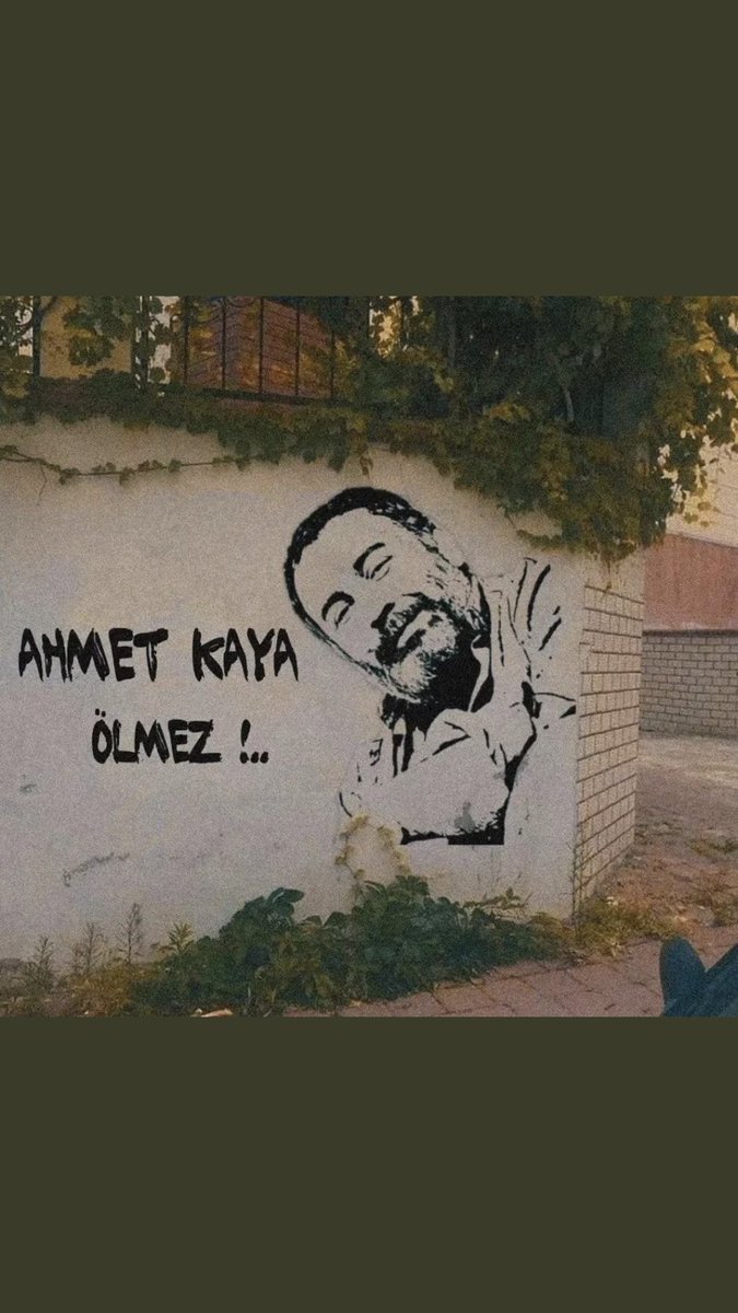 "Ölürsem, hayatımda istediğim bir tek şey var; asla bu ülkeyi sevmiyordu demesinler. Ben Edirne'den, Ardahan'a kadar bu ülkeyi çok sevdim." 

22 yıl önce bugün sürgünde, yüreğinde ülke sevgisi ve hasretiyle hayatını kaybeden #AhmetKaya'yı özlem ve saygıyla anıyoruz.