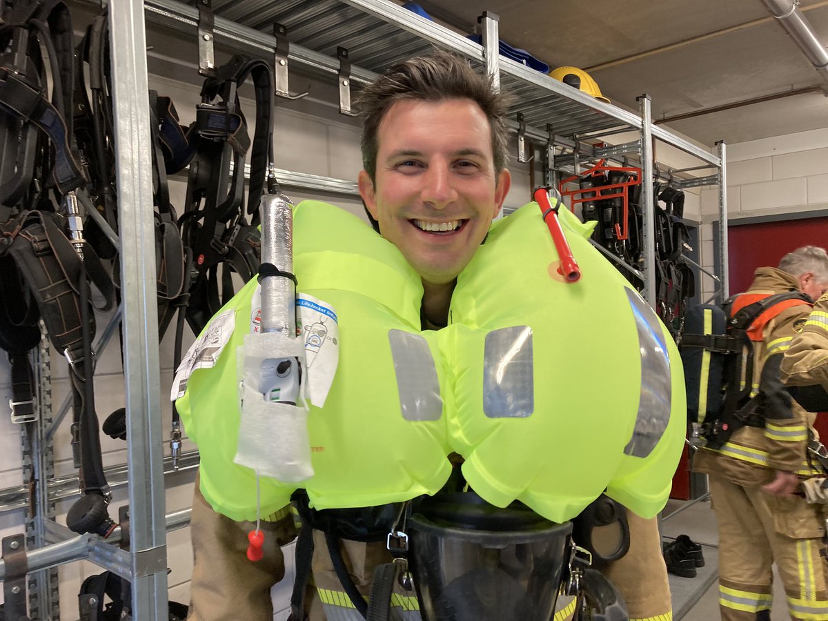 Tijgernest's tweet photo. Kun je een redvest dragen over je ademlucht, en wat gebeurt er als het vest wordt geactiveerd? #RonH geeft een demo - nu geloof ik pas dat je daarmee kunt blijven drijven https://t.co/4cAZrfJNAP
