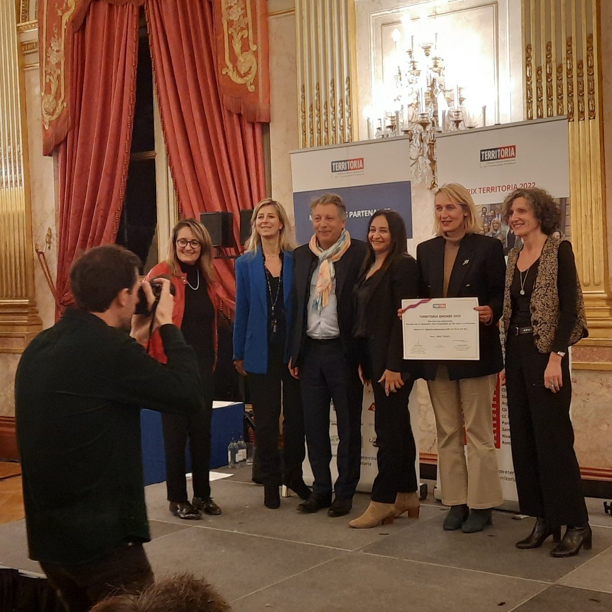 Majorite92's tweet photo. [CollTerr] #PrixTerritoria 
L'@ObsTerritoria suit et récompense les initiatives exemplaires des collectivités territoriales. Le 15 novembre, la cérémonie du Prix Territoria 2022 a eu lieu à l'@AssembleeNat. L'@agence_autonomy a été récompensée 🔽 https://t.co/aFRlu0H6cB