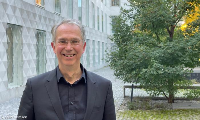 sonntagsblatt's tweet photo. Kurz vor Beginn der Herbsttagung der #ELKBSynode appelliert der landeskirchliche Finanzreferent Patrick #deLaLanne an die 108 Synodalen, konsequent Prioritäten zu setzen, wie künftig #Geld eingespart werden kann. #Haushalt https://t.co/ZPfPuyKnZH https://t.co/Tpmu2GWh6V