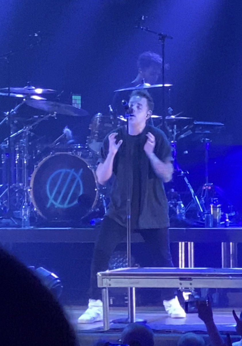 xdinaryxlov's tweet image. baby survived her first rock concert #truepowertour