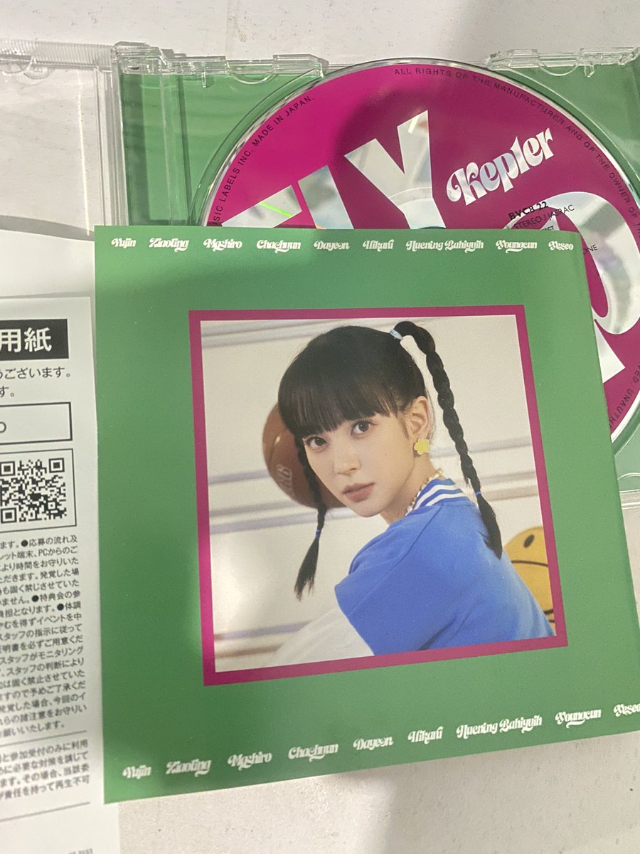 myeshiro's tweet photo. My first and only (along with Yeseo’s)

Selalu blabbering ga akan pernah mau beli cd keepsi. But here we goooo. Apapun makanannya, minumannya tetep ludah sendiri
#MashiroTheExplorer #시로짱봐줘 https://t.co/NOyDIKmHm3