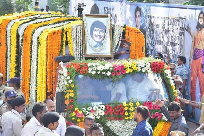 Ursnaveen2000's tweet photo. Tough times @urstrulyMahesh anna
We are with you.. 
Stay strong anna ❤
#ForeverSSMB
#RIPLEGEND
#MaheshBabu
#SuperStarKrishnagaru https://t.co/o6Jnz1gb90