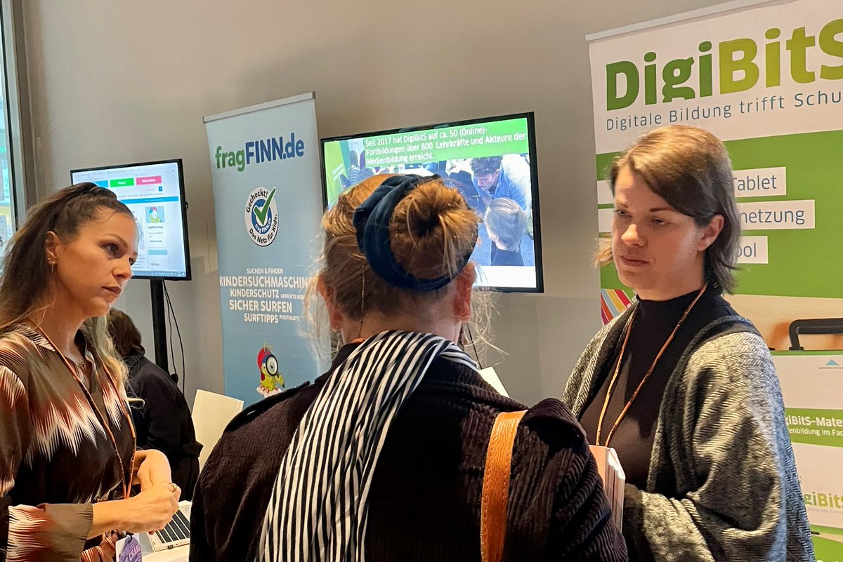digibits_de's tweet photo. Die #KonfBD22 ist im vollem Gange. Zahlreiche Lehrkräfte, Schüler:innen und potentielle neue Partner beim #DigiBitS-Stand und nebenan, bei unserem Partner @fragFINN_de. Wir freuen uns auf den Austausch! Heute und morgen! #twlz #twitterlehrerzimmer https://t.co/6sWHOhGY4g