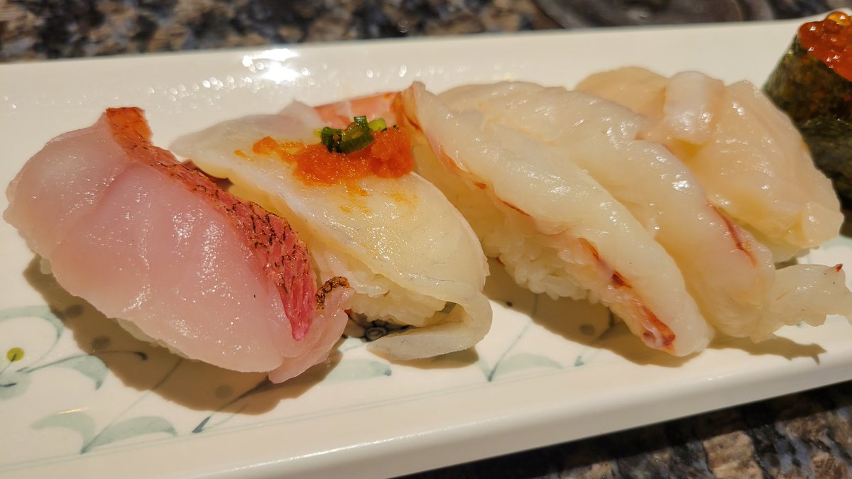 ランチはお寿司🍣でした 金目鯛、ふぐ、生えび ほたて、いくら