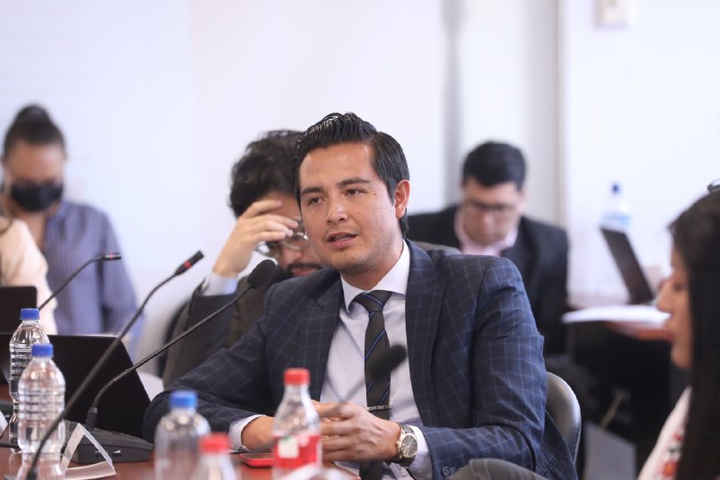 AsambleaEcuador's tweet photo. En @DesarrolloEcAN, Lenin Fuentes, profesor de la @Unach_ec, indica que los artículos del proyecto son propositivos y ayudan a la sociedad. Señala que simplificar trámites hace que las empresas sean más competitivas, generando una comercialización amplia. https://t.co/Y8RglDExYl