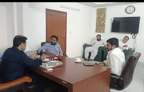 Tarikkhattak's tweet photo. Had a fruitful meeting with Administrator DMC Korangi to resolve the major issues faced by the local residents of PS-98.

PPP is committed to stand with the people &amp; will ensure public service at all platforms as per the vision of Chairman PPP @BBhuttoZardari 

#PPPForLife https://t.co/IhfzEL7zXl