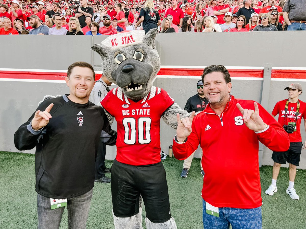 AndySAlbright's tweet image. Football is more than a sport. It’s a way of life, a community, an opportunity to grow together and connect with great people like @ScottyMcCreery and @KevinKeatts 💪🏻🏈

#NCStateFootball #NCStateUniversity #FootballSpirit #LikeMindedPeople #GoalGetterMindset