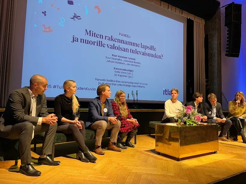 "Miten rakennamme lapsille ja nuorille valoisan tulevaisuuden?"-paneeli Itlan 35-vuotisjuhlassa. Valoisat-ryhmän kokemusvaikuttajanuoret ja kansanedustajat pohtivat ratkaisuja lapsiperheköyhyyteen. Kipeitä kokemuksia häpeästä, ulkopuolisuudesta, huolta perheen toimeentulosta.