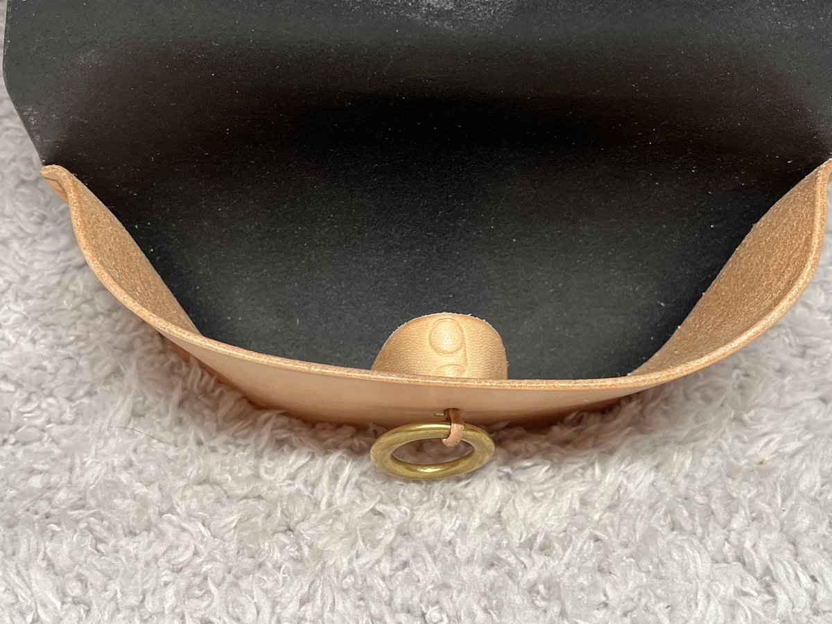 gaku_jp_'s tweet photo. ■メガネケース
BULGARO:Black
meisi super fine:Gold
プレゼント🎁用に作成
今回も外側をチェーンステッチで仕上げてみました。
#レザークラフト
#メガネケース
#BULGARO
#kawamuraleather
#meisi
#meisisuperfine
#GlobalHigh_endTools
#チェーンステッチ https://t.co/WqFCUfduOO
