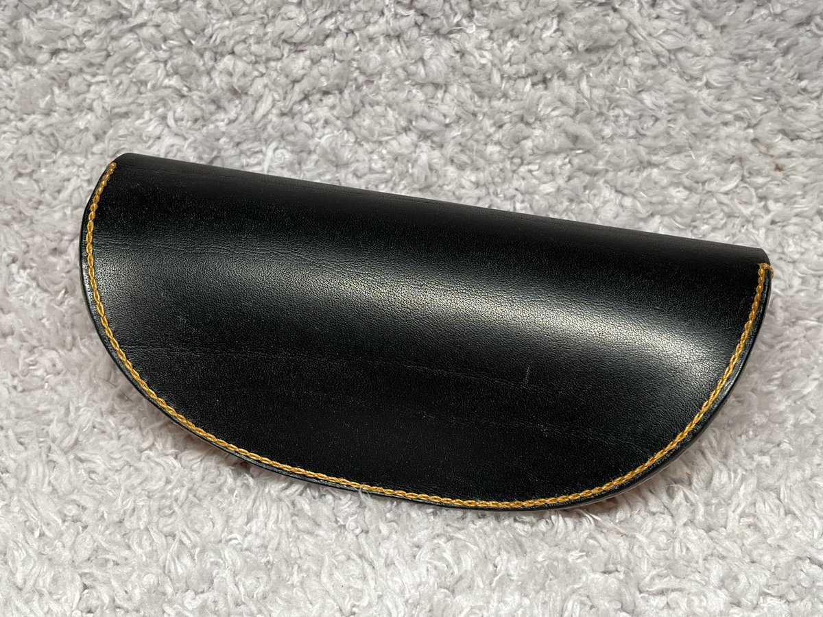 gaku_jp_'s tweet photo. ■メガネケース
BULGARO:Black
meisi super fine:Gold
プレゼント🎁用に作成
今回も外側をチェーンステッチで仕上げてみました。
#レザークラフト
#メガネケース
#BULGARO
#kawamuraleather
#meisi
#meisisuperfine
#GlobalHigh_endTools
#チェーンステッチ https://t.co/WqFCUfduOO