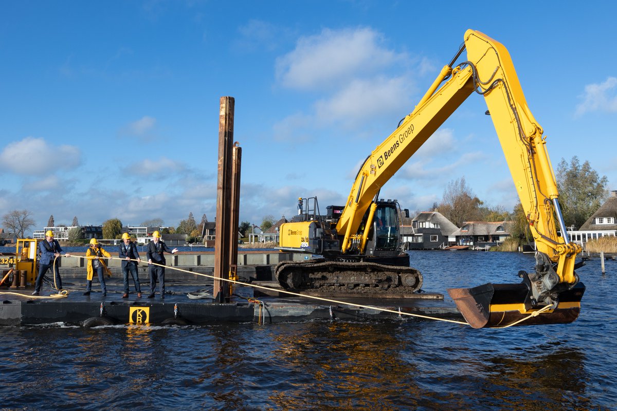 Vandaag met partners startsein gegeven voor het baggeren van de Loosdrechtse Plassen. Hiermee verbetert de doorvaarbaarheid, de waterkwaliteit én de gedroogde bagger wordt gebruikt als nieuwe grond! bit.ly/3UzA3HH