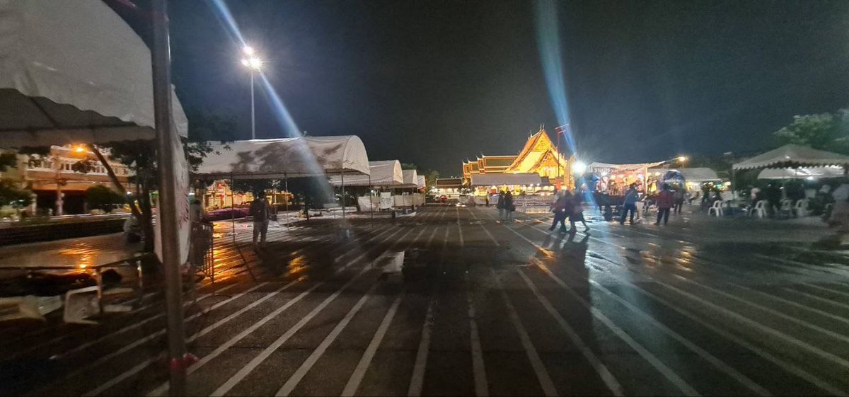jjookklong3's tweet photo. ยอมรับว่ากีบจัดม็อบต้าน #APEC2022 ได้ยิ่งใหญ่มาก มีทั้งเต้น เวที ซุ้ม ต่า���ๆ มากมาย แต่แค่ 3 ทุ่ม ทำไมรีบกลับกัน มีแต่ซุ้ม ไม่มีคนเหรอคะ? 

จัดงานแบบนี้ แล้วรอบหน้านายทุนจะไม่สนับสนุนเงินให้นะคะ 😅 https://t.co/wZWBxoVFub
