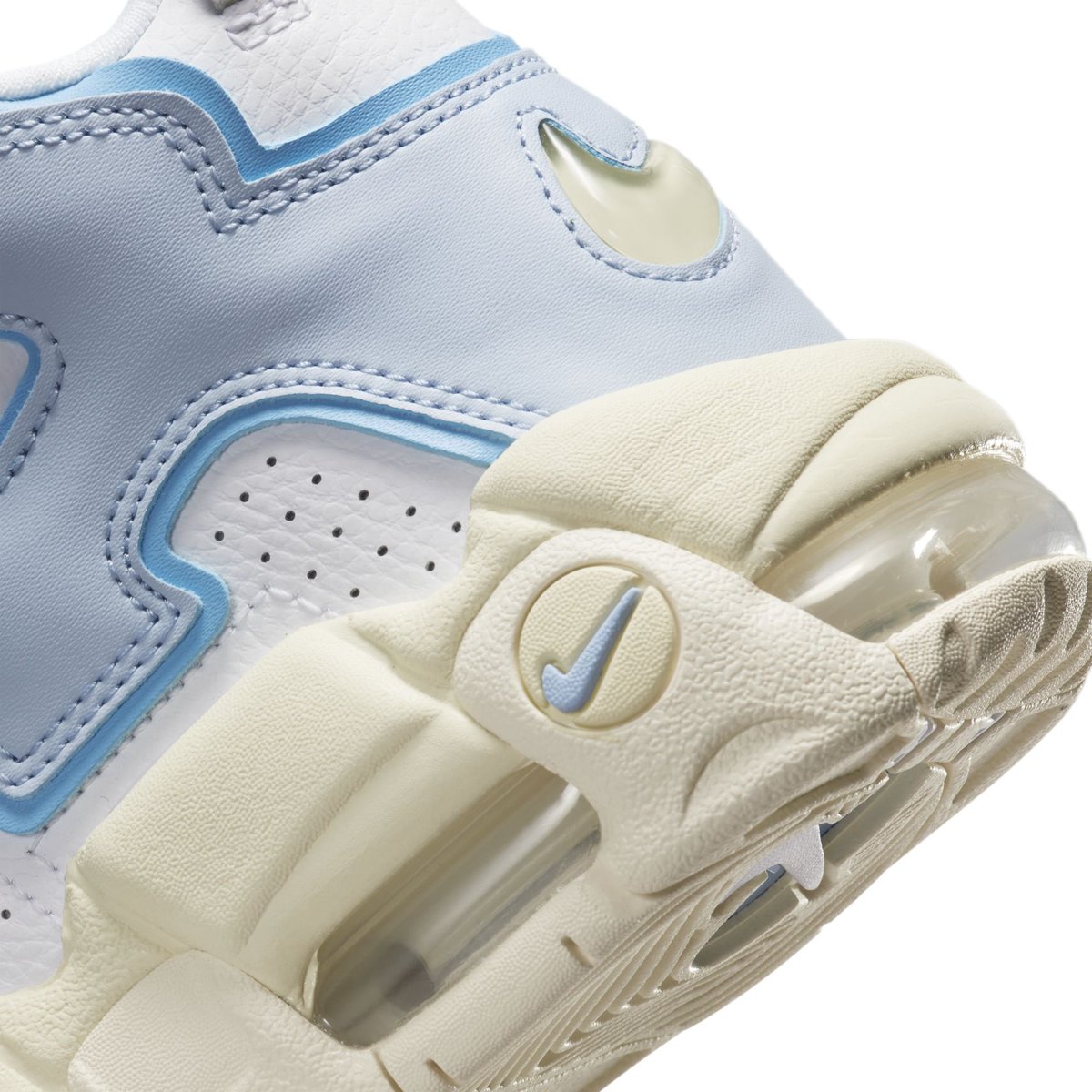 FitThemAll's tweet photo. Les images officielles des prochaines Nike Air More Uptempo « Cream/Baby Blue » ❄️ https://t.co/iqXAsM2L3h