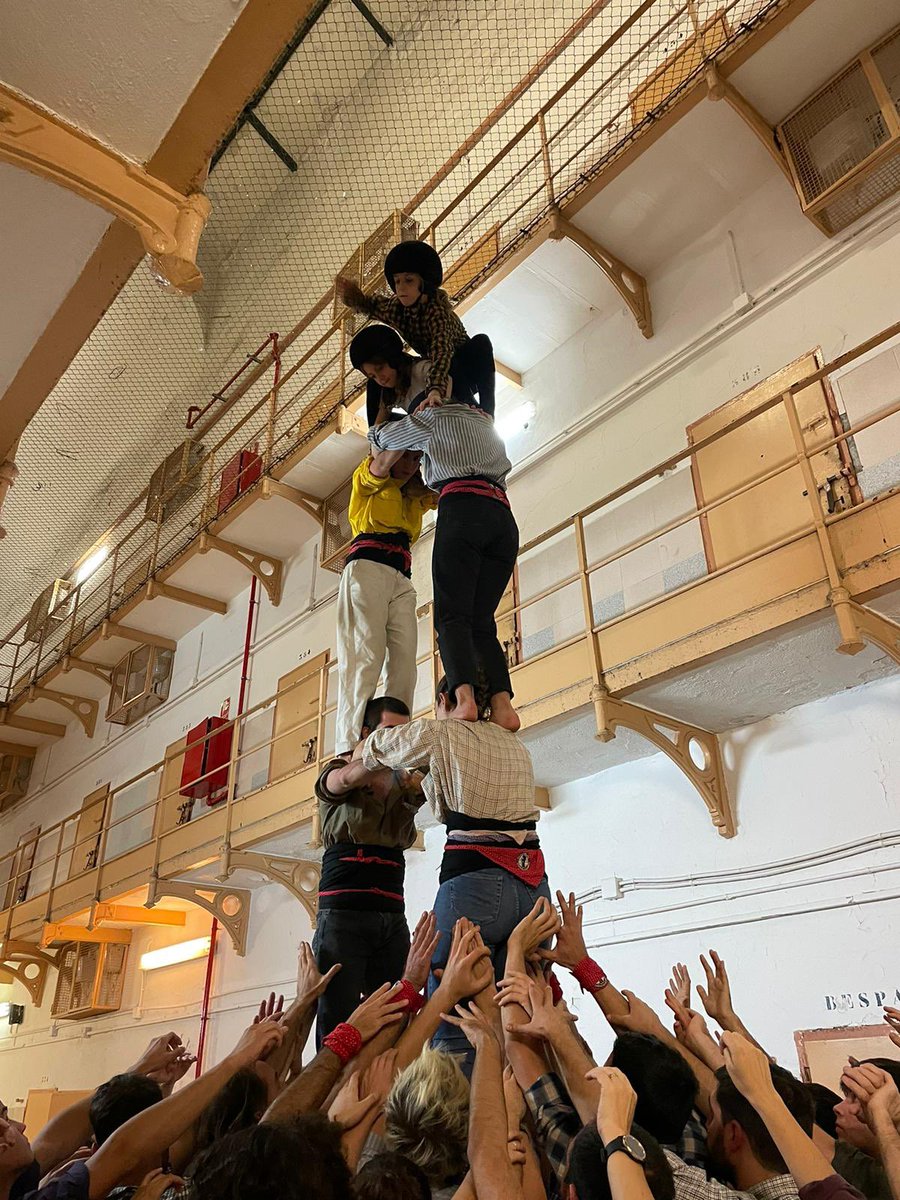 Ganes de #castells?🤩

Ens veiem avui a les 18.45h a La Model💪🏼

Setmana de petar-ho als assajos per fer una grandíssima última diada de temporada! 😍 🔜 Aquest diumenge a Gelida 💜