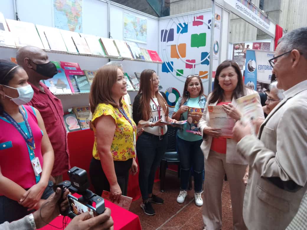 DGRPA1's tweet photo. #16DeNov #DebatirYRenovar Durante #Filven2022 @gestionperfecta y @VillegasPoljak realizaron una visita de cortesía al stand de la DGRPA, donde se expone una muestra de la Revista Tricolor y libros de la Colección Bicentenaria.

#CarmenMelendez
@_LaAvanzadora 
@vicent_carvajal https://t.co/KHbjiQrDD0