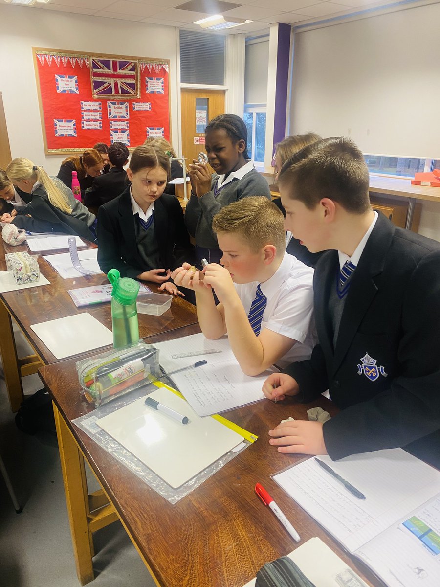 BecketkeysSci's tweet photo. 🧪🧪🧪Practical work in KS3 &amp; KS4 this week.
Year 7 observing sedimentary rocks and Year 10 investigating reaction time. #science #experiments #practicalscience https://t.co/U917nEjiNT