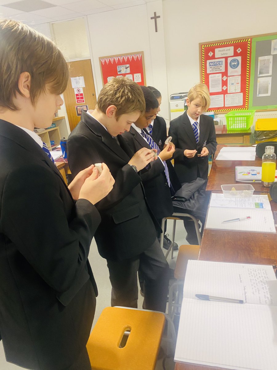 BecketkeysSci's tweet photo. 🧪🧪🧪Practical work in KS3 &amp; KS4 this week.
Year 7 observing sedimentary rocks and Year 10 investigating reaction time. #science #experiments #practicalscience https://t.co/U917nEjiNT