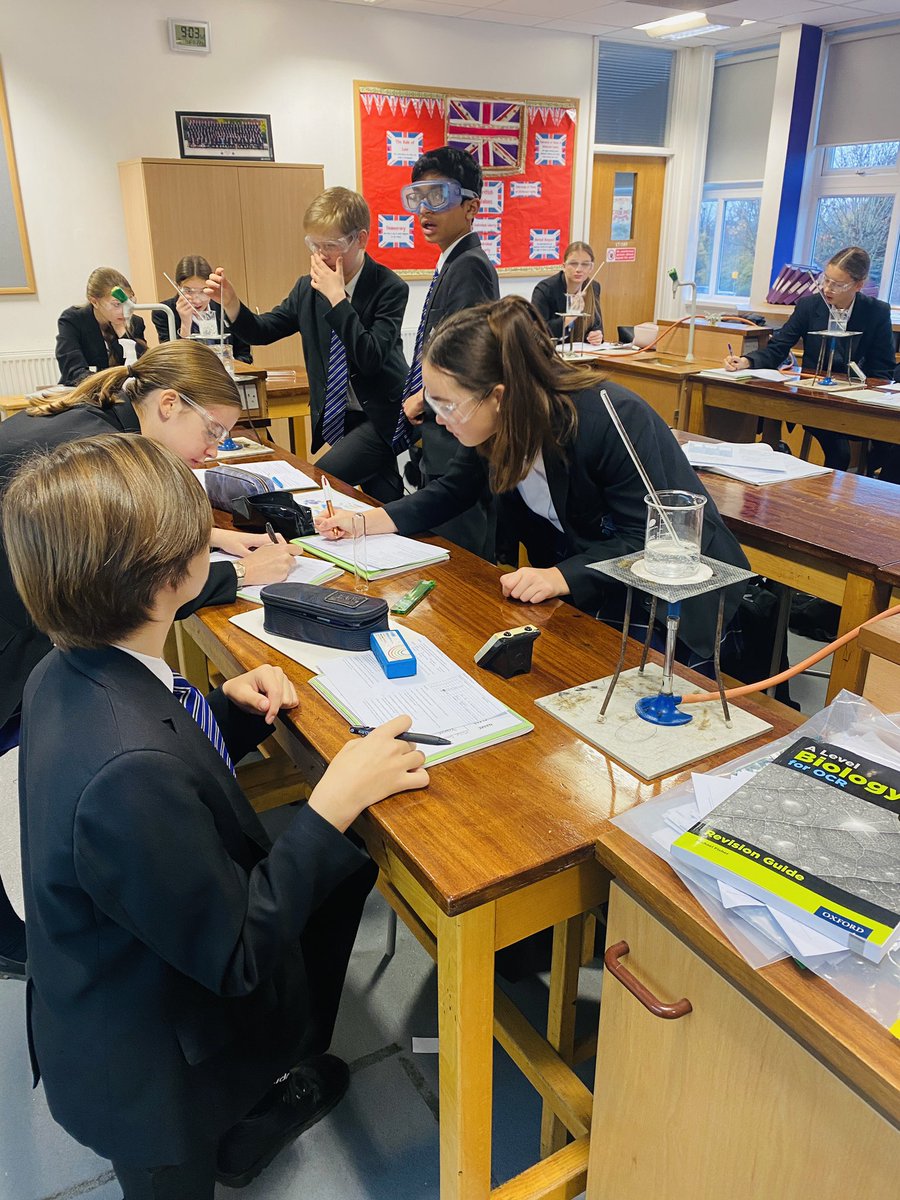 BecketkeysSci's tweet photo. 🧪🧪🧪Practical work in KS3 &amp; KS4 this week.
Year 7 observing sedimentary rocks and Year 10 investigating reaction time. #science #experiments #practicalscience https://t.co/U917nEjiNT