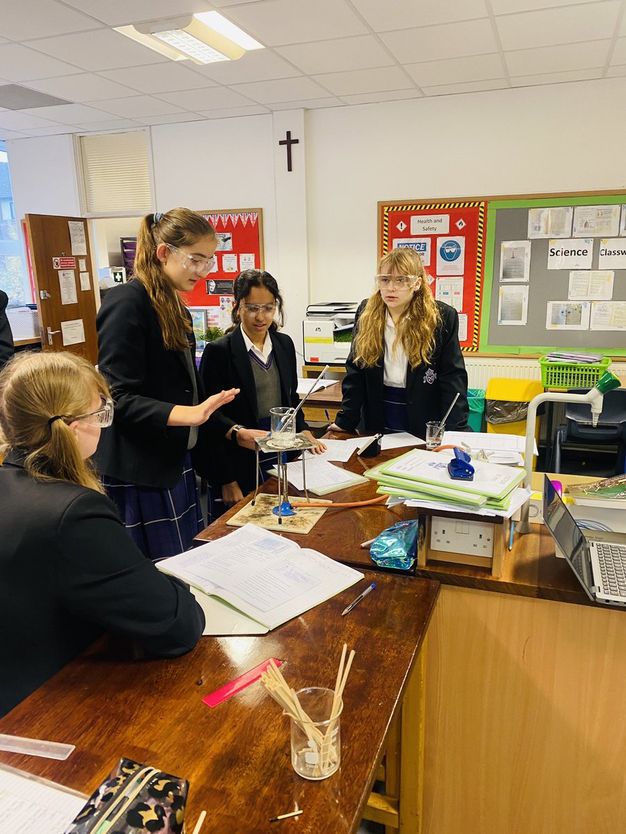 BecketkeysSci's tweet photo. 🧪🧪🧪Practical work in KS3 &amp; KS4 this week.
Year 7 observing sedimentary rocks and Year 10 investigating reaction time. #science #experiments #practicalscience https://t.co/U917nEjiNT
