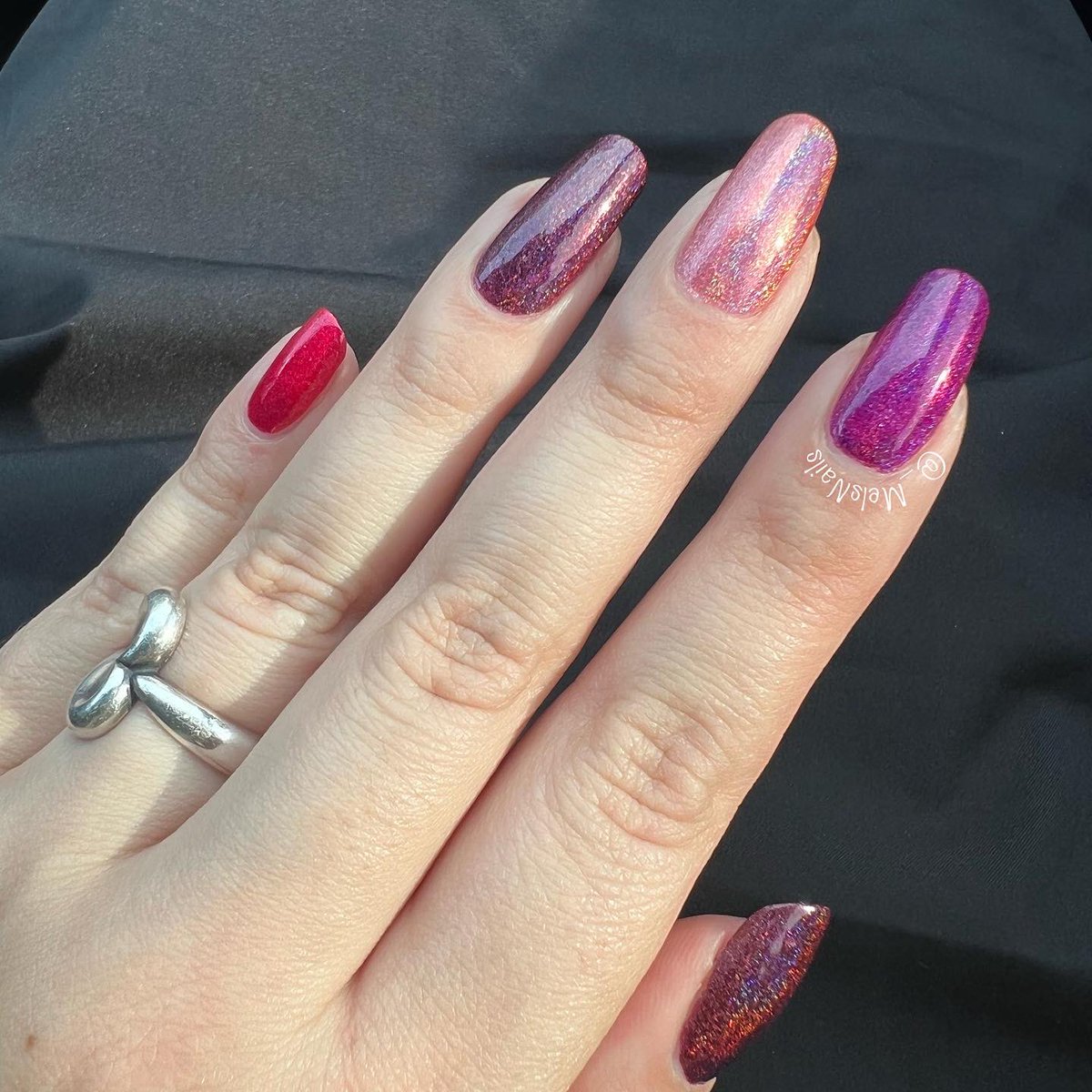 _MelsNails's tweet photo. Red hue skittle mani ❤️💅🏻 
@holotaco #LongLastingBase #MagentaJelly #CoralChaser #CrimsonVoid #RedLicorice #DeadPetals #HoloTaco #melsnails #Skittle https://t.co/1cTPeH4B1i
