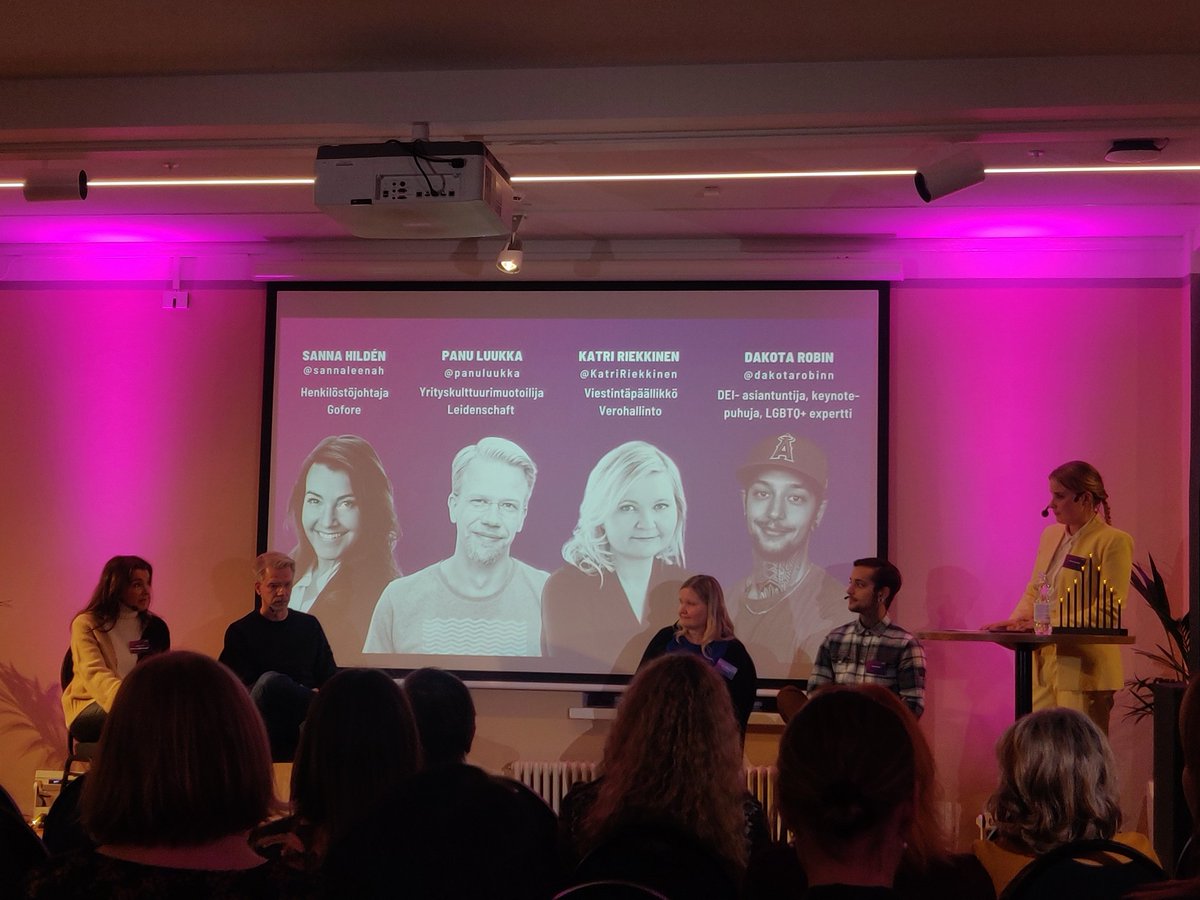 Sen lisäksi, että #viestinnäntulevaisuus on sisällöllisesti tosi timanttinen tapahtuma niin myös käytännön järjestelyt on todella ammattimaiset. 💯 Esimerkiksi miten puhujien nimet, organisaatiot ja Twitter-handlet on esillä. 👌 Hienoa työtä <a href="/anni_haaparanta/">Anni Haaparanta</a> &amp; <a href="/SiinaRepo/">Siina Repo</a>. 💎