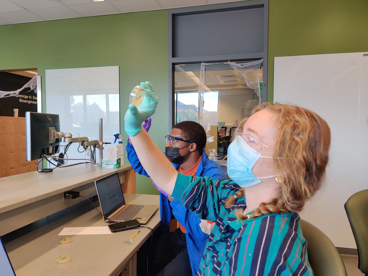 ENGR 1010 with <a href="/karenwiney/">Karen I. Winey</a> of <a href="/WineyLab/">Winey Lab</a>. Examining their plates to see if their bacteria transformed.

<a href="/Penn/">Penn</a> <a href="/PennEngineers/">Penn Engineering</a> #PennEngineering #BioMakerSpace #MakerSpace #Bioengineering #BioMedicalEngineering