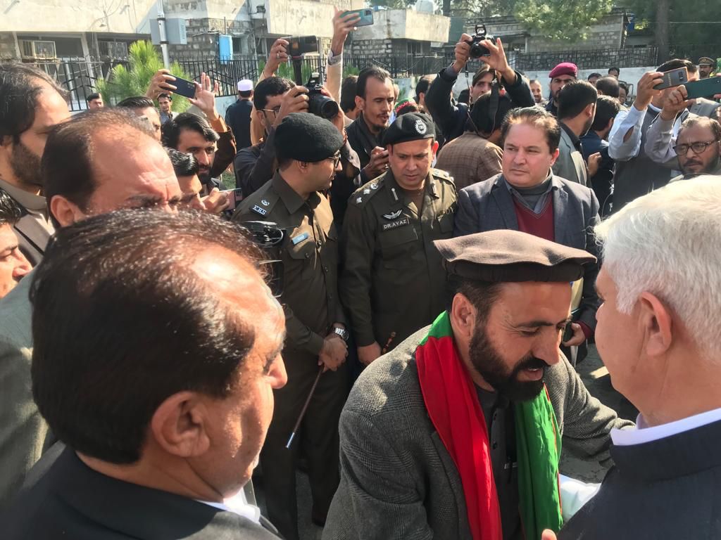 1122bajaur's tweet photo. وزیراعلیٰ خیبر پختونخوا محمودخان اور صوباٸی وزیرانورزیب خان نےریسکیو1122 باجوڑ ناواگٸی سٹیشن کاباقاعدہ افتتاح کردیا

 اس موقع پرڈاٸریکٹراپریشن ڈاکٹرمحمدایاز ڈسٹرکٹ ایمرجنسی افیسرمحمدسعدخان  اور ایمرجنسی افیسر امجدخان بھی موجود تھے

 ریسکیو افس سول کالونی ناواگٸی میں  تعمیرکیاگیا https://t.co/71KWk95nvt